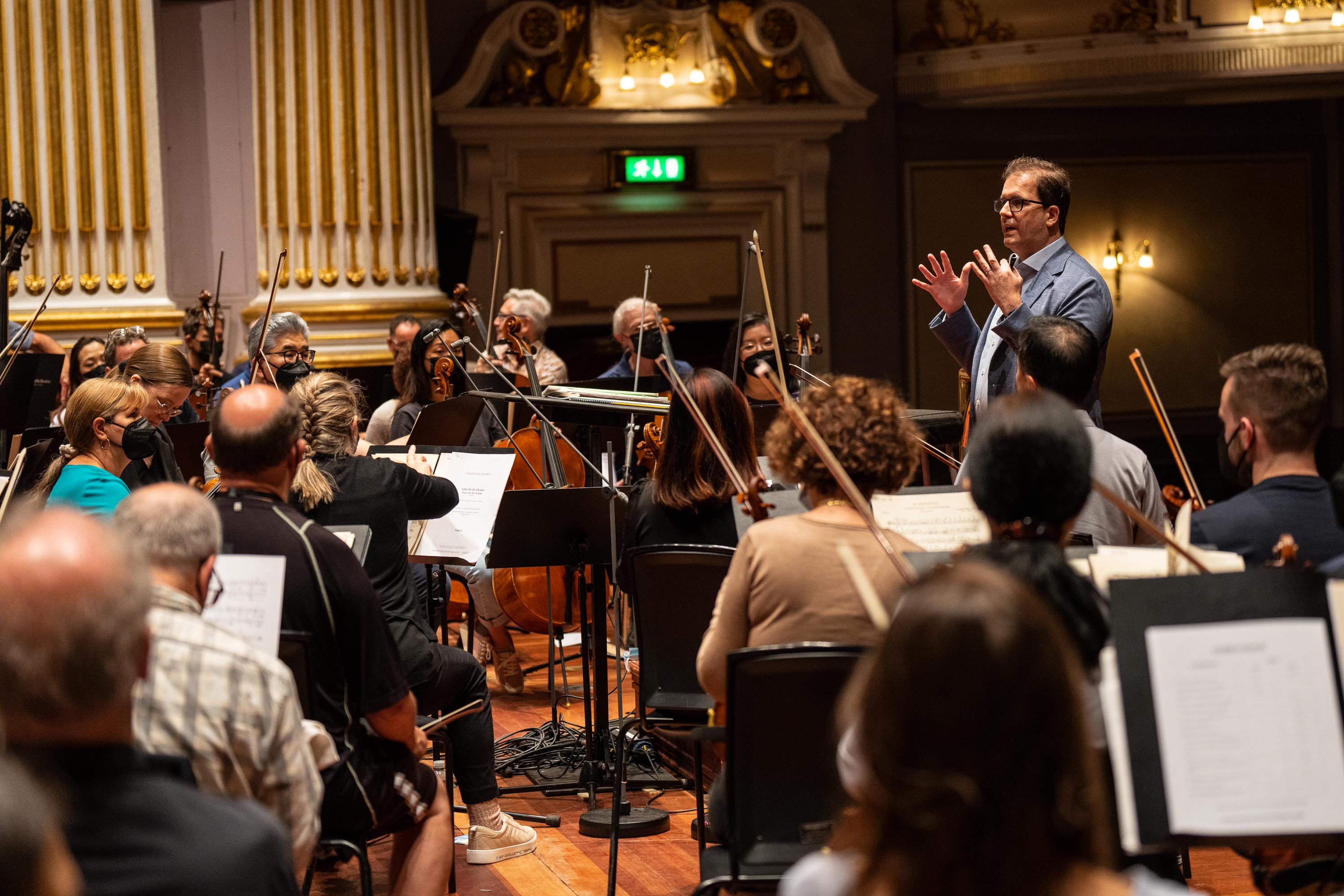 Matías Tarnopolsky welcomes the Orchestra to the rehearsal