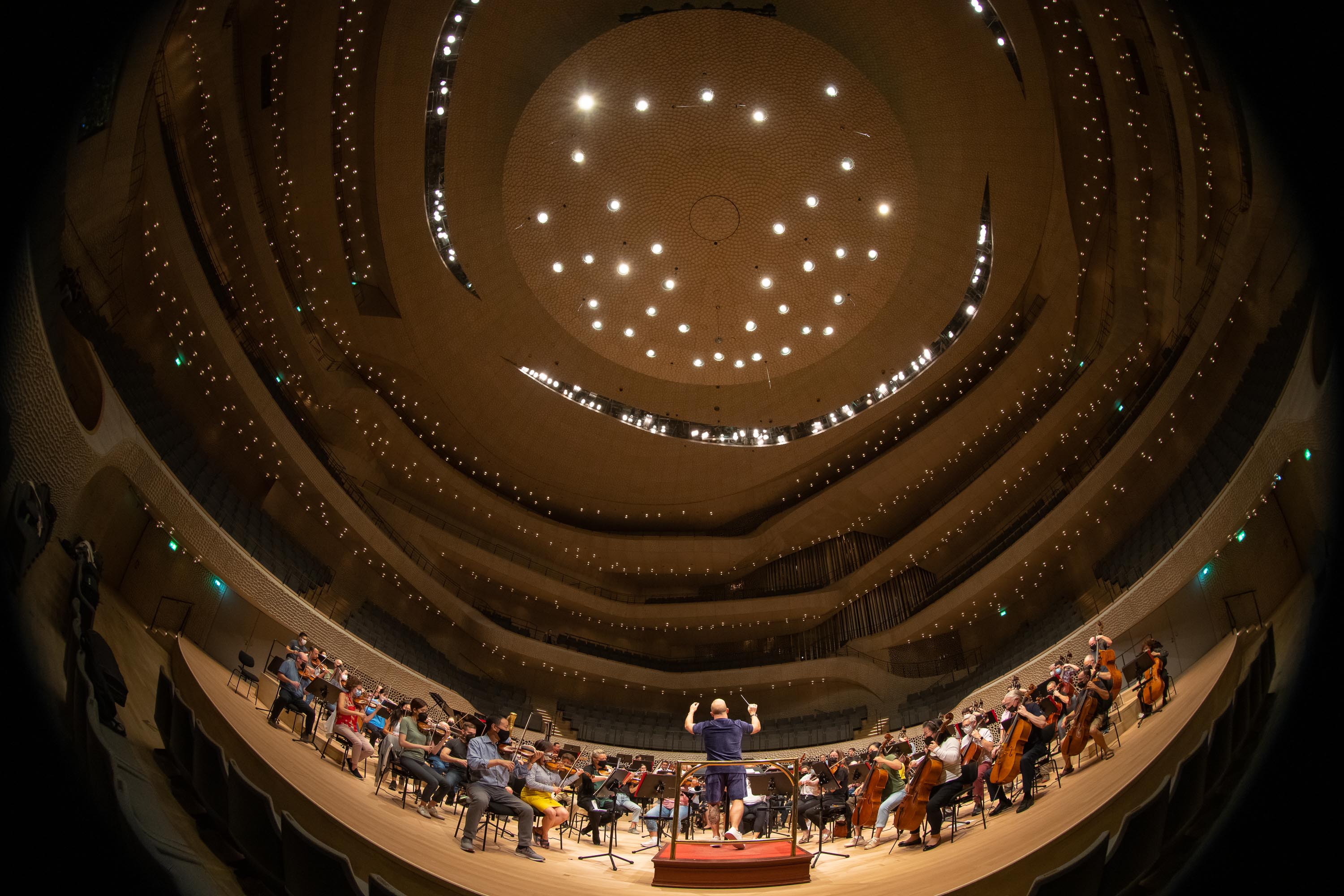 A fisheye-lens view of rehearsal and the Grand Hall of the Elbphilharmonie 