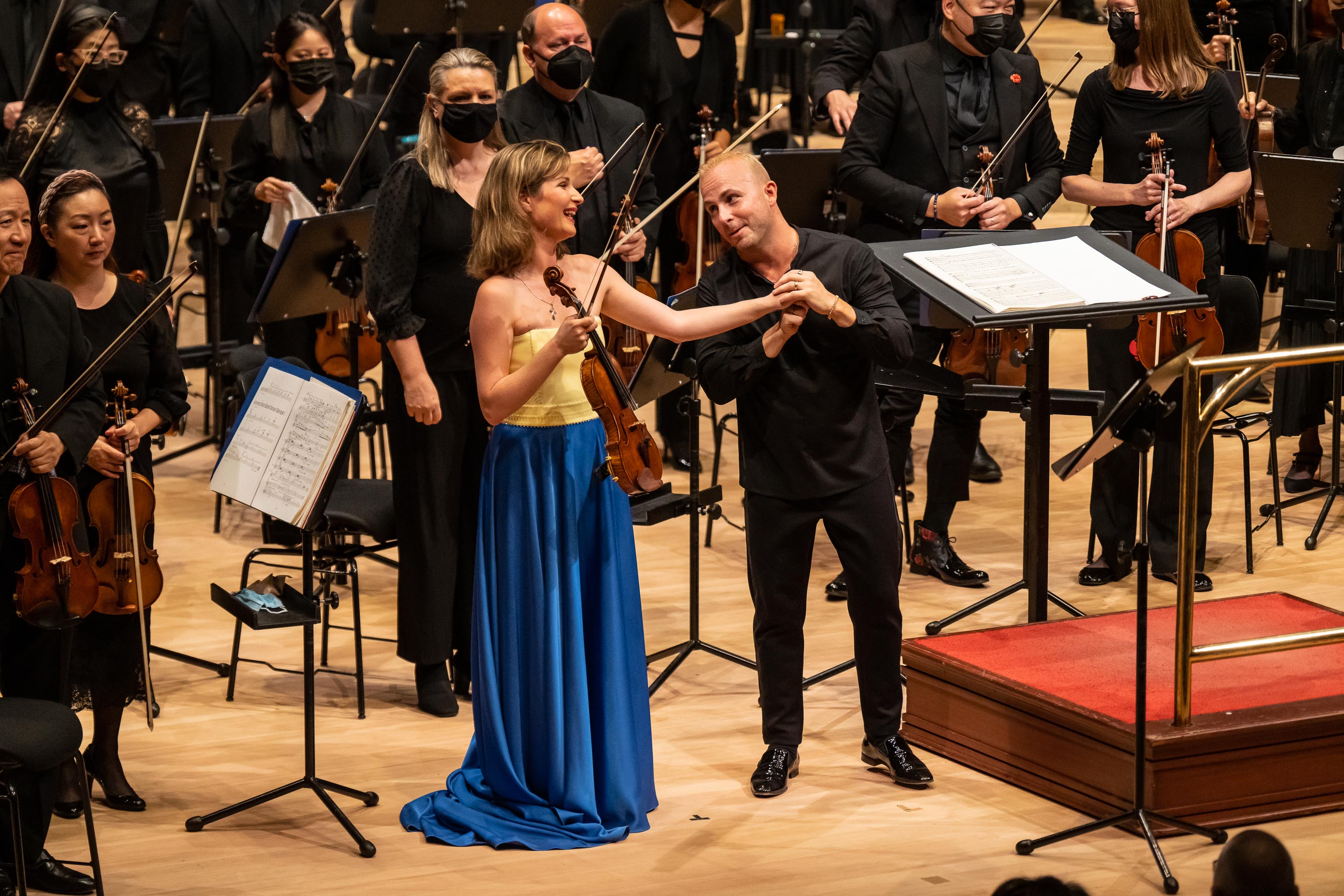 Lisa and Yannick playfully acknowledge the audience’s enthusiastic applause
