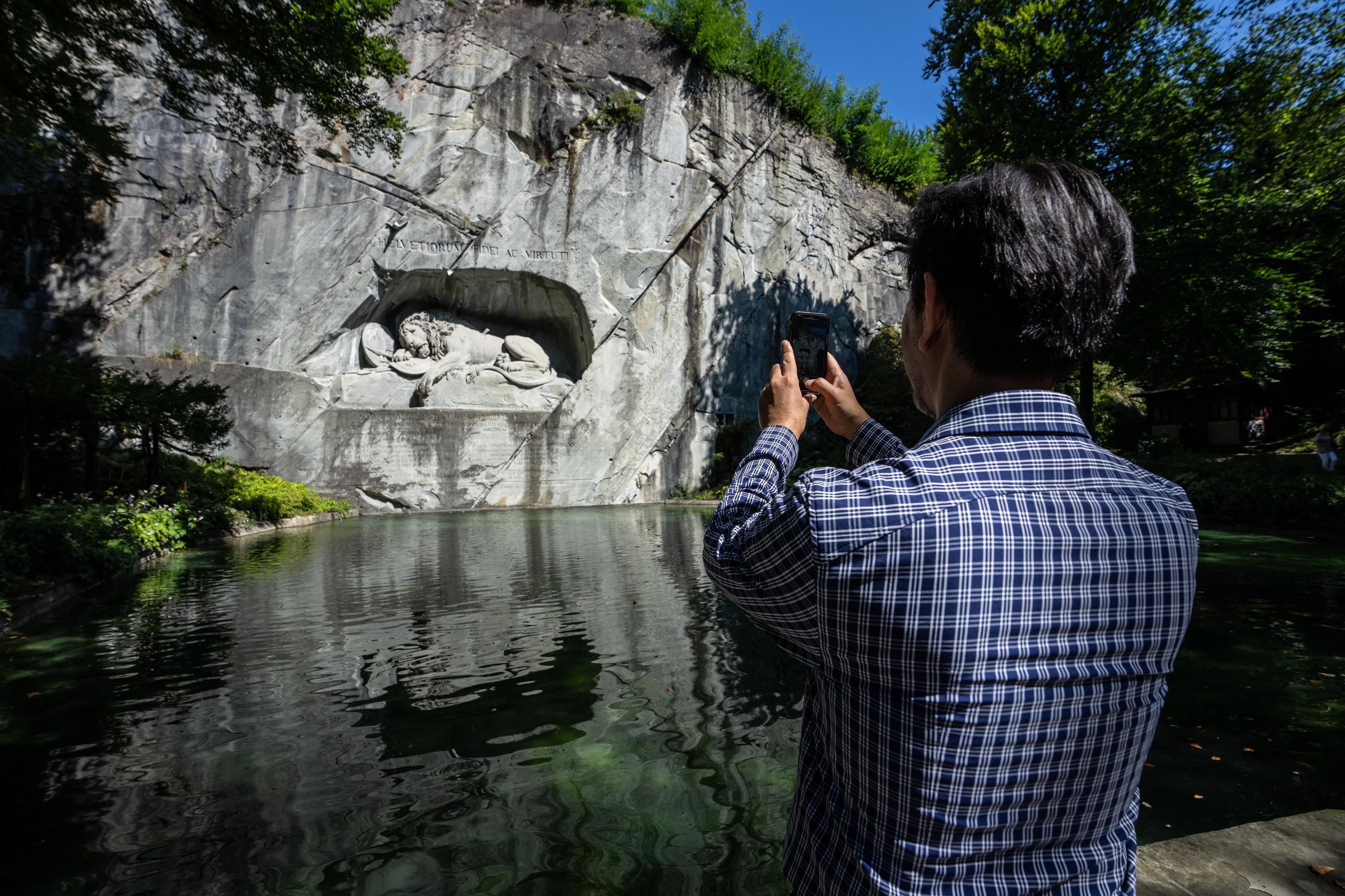 Principal Bassoon Daniel Matsukawa photographs the Lion Monument