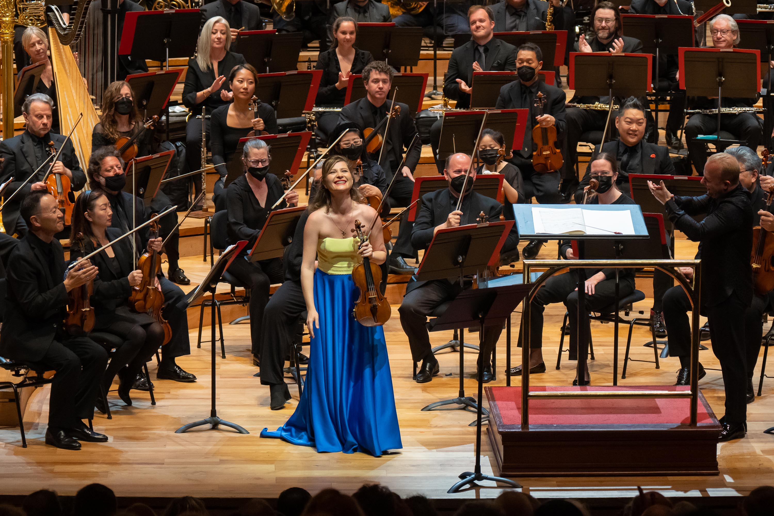 Lisa is applauded by Yannick, the Orchestra, and the audience at the end of the Concerto