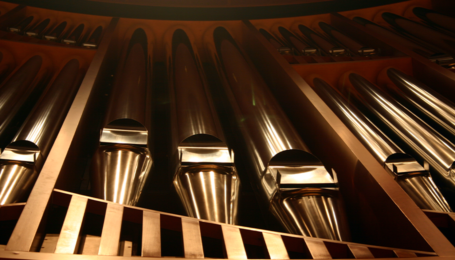 Close up image of organ pipes