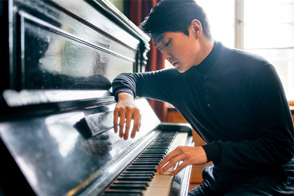 Seong-Jin Cho playing the piano.