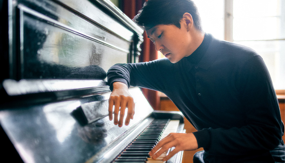 Seong-Jin Cho playing the piano.